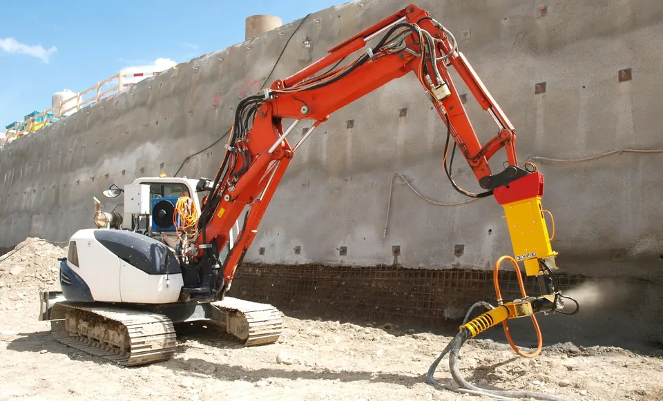 Aliva 101 na bageru prska beton na potporni zid